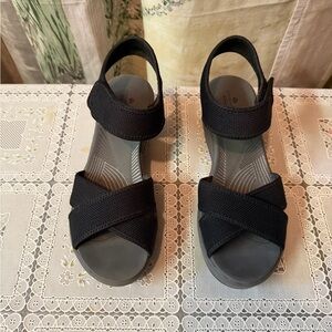 Clarks Black Crisscross Strap Comfort Sandals